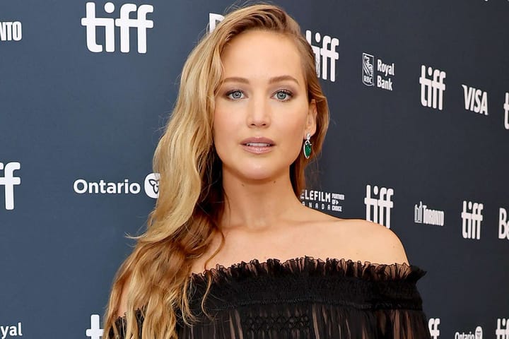 Jennifer Lawrence lábai előtt hever egész Hollywood