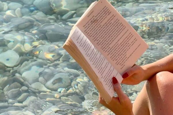 Könyvek, amiket nem akarsz letenni a napernyő alatt sem