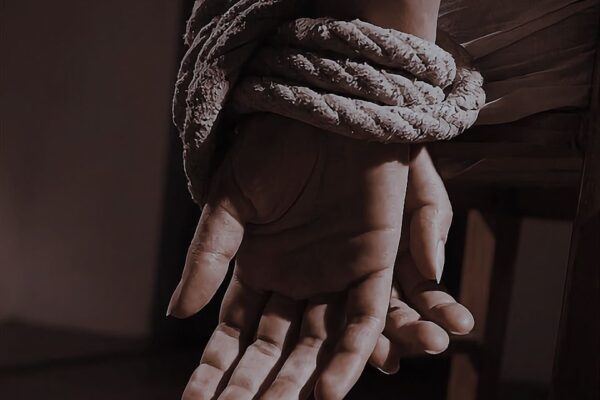 Fáj, mégis kell – Miért rajonganak a nők a dark romancért? Dark romance